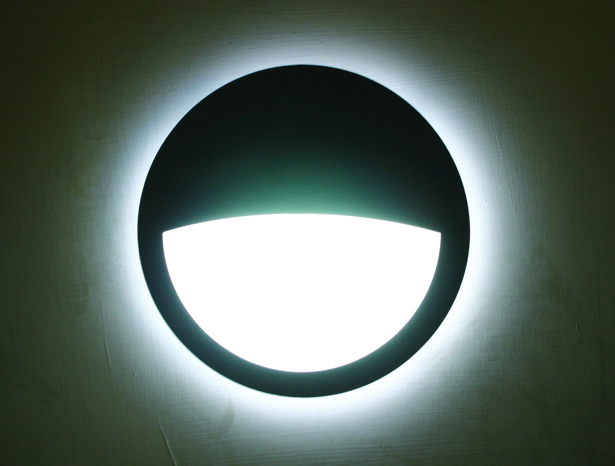 6 Watt 480lm LED Photocell IP66 Eyelid Circular Wall Light